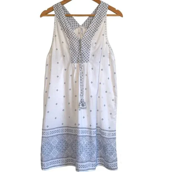 gap blue and white dress Baby Gap blue/white stripe sleeveless dress with White eyelet design. Fully lined. Size 3-6m
